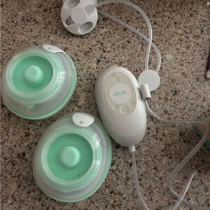 Elvie Mint Green and White Breast Pump Set